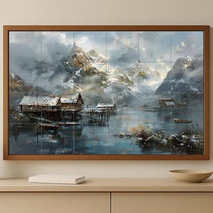 Peut inclure: Peinture de paysage encadrée représentant une scène de lac de montagne. Des montagnes enneigées surplombent l'eau, avec des structures en bois sur pilotis le long du rivage. L'œuvre est dans un cadre en bois.