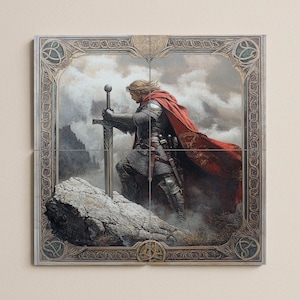 Puede incluir: Una obra de arte enmarcada que representa a un caballero medieval con armadura completa, sosteniendo una gran espada. El caballero está sobre un afloramiento rocoso, con una capa roja. La obra tiene un borde decorativo con diseños de nudos celtas.