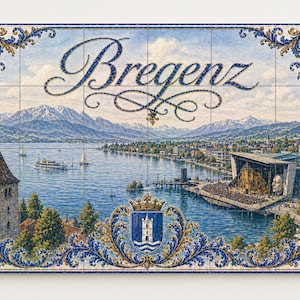 Könnte beinhalten: Dekorative Fliese mit einer malerischen Ansicht von Bregenz, Österreich, mit dem Stadtnamen in eleganter Schrift. Das Bild zeigt einen See, Berge und einen Veranstaltungsort, umrahmt von floralen und verzierten blauen und goldenen Bordüren.