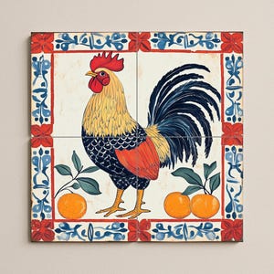 Puede incluir: Azulejo decorativo con una ilustración de gallo colorido. El gallo tiene plumaje amarillo, rojo y azul, junto a naranjas y hojas verdes. El azulejo está enmarcado con un borde floral rojo y azul.