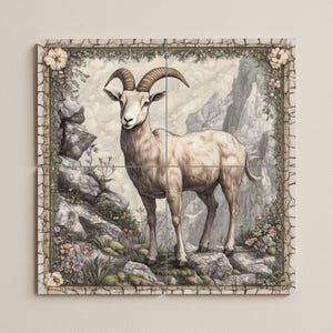 Op de afbeelding: Gedetailleerde illustratie van een ram die op een rotsachtige heuvel staat, omlijst door een decoratieve rand. De ram heeft grote, gebogen hoorns en een lichtbruine vacht. De achtergrond toont bergen en een bewolkte lucht, met bloemaccenten.