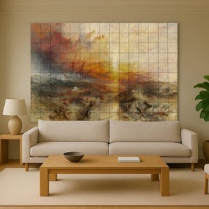 以下が含まれることがあります： ベージュのソファの上に大きな抽象芸術作品があるリビングルームのシーン。アートワークは、暖かく金色の光のある、嵐の海の風景を描いたタイルのグリッドです。木製のコーヒーテーブル、ランプ、鉢植えの植物が部屋を完成させています。