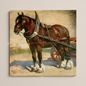 Puede incluir: Pintura de un caballo de tiro marrón con arnés y un carro. El caballo tiene una crin y cola oscuras, con marcas blancas en las patas. El carro tiene una rueda de madera. El fondo es marrón claro y beige.
