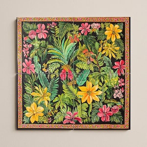 Peut inclure: Une œuvre d'art carrée avec un fond noir, représentant un motif floral tropical coloré. L'image présente des fleurs roses, jaunes et rouges au milieu d'un feuillage vert, encadrée par une bordure à motifs rouges, jaunes et roses.