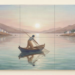 Puede incluir: Una pintura serena representa a una persona en un pequeño bote pescando en un mar en calma al atardecer. La obra presenta una paleta de colores cálidos con un sol brillante, montañas y edificios en la costa. El bote y su reflejo son visibles.