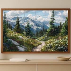 Peut inclure: Peinture de paysage encadrée représentant une scène de montagne avec un sentier traversant une prairie. L'œuvre présente de grands conifères, des fleurs sauvages et un ciel bleu clair avec des nuages blancs. Le cadre est de couleur marron chaud.