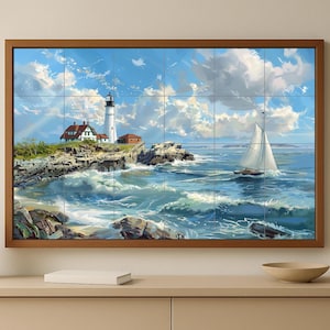 Puede incluir: Una obra de arte enmarcada en azulejos que representa una escena costera. Un faro blanco se alza sobre una costa rocosa, con un velero en el océano azul. El cielo es azul brillante con nubes blancas y esponjosas. Un arco iris cruza el cielo.