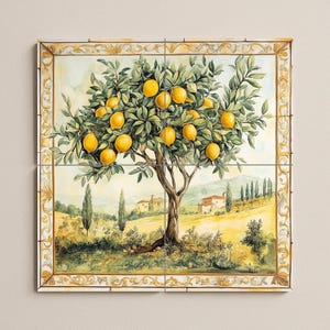 Könnte beinhalten: Ein dekoratives Kachelset mit einem Aquarellgemälde eines Zitronenbaums mit gelben Früchten. Der Baum steht in einer toskanischen Landschaft mit sanften Hügeln, Häusern und Zypressen. Die Kacheln sind mit einem gold-cremefarbenen Rahmen versehen.
