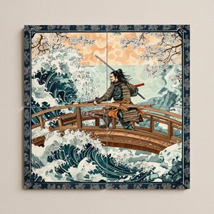 Puede incluir: Ilustración de un samurái en un puente de madera, empuñando dos espadas. La escena se desarrolla frente a olas rompiendo, flores de cerezo y montañas. La obra está enmarcada con un borde azul oscuro.