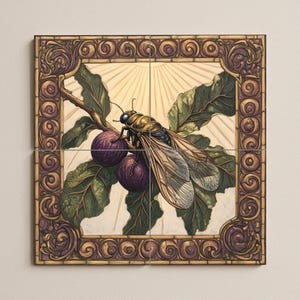 Peut inclure: Ensemble de carreaux décoratifs avec une illustration d'une cigale sur une branche avec des figues. L'œuvre d'art est de style vintage avec une palette de couleurs or, violet et vert, encadrée d'une bordure ornée.