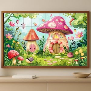 Op de afbeelding: Een ingelijste, grillige illustratie van paddenstoelhuizen in een levendige bosrijke omgeving. Het kunstwerk toont een groot roze paddenstoelhuis met een deur en ramen, en een kleiner oranje paddenstoelhuis. Kleurrijke bloemen, een slak en andere details maken de scène compleet.