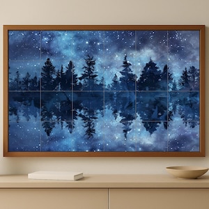 Könnte beinhalten: Gerahmtes Wandbild mit einer nächtlichen Waldszene. Das Kunstwerk zeigt silhouettenartige Bäume, die sich in Wasser unter einem Sternenhimmel spiegeln. Die Farbpalette besteht hauptsächlich aus tiefen Blautönen und Weiß, was eine ruhige Landschaft schafft.