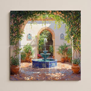 Puede incluir: Una obra de arte de cuatro paneles que representa un patio con una fuente. La fuente es azul y turquesa, rodeada de plantas en macetas y una puerta arqueada. Enredaderas y vegetación enmarcan la escena, con sombras en el suelo embaldosado.
