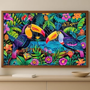 Pode incluir: Uma obra de arte emoldurada com dois tucanos com bicos amarelos vibrantes e plumagem colorida. As aves estão situadas em um fundo tropical exuberante de flores e folhagens em tons de rosa, laranja e verde. A obra de arte é exibida em uma superfície clara.