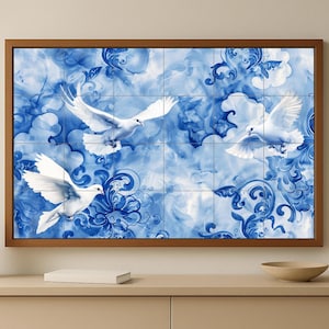 Puede incluir: Obra de arte enmarcada que representa tres palomas blancas volando sobre un fondo azul y blanco con un diseño floral. La obra está montada en un marco de madera. El fondo tiene un patrón de nubes.
