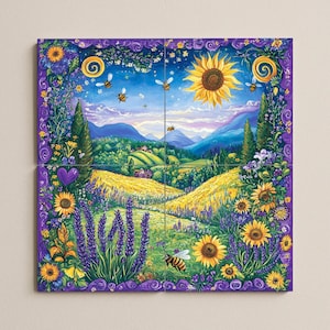 Pode incluir: Uma obra de arte vibrante de quatro painéis que retrata uma paisagem ensolarada com girassóis, lavanda e colinas. Abelhas voam entre as flores sob um céu azul. A obra de arte é emoldurada com uma borda roxa.