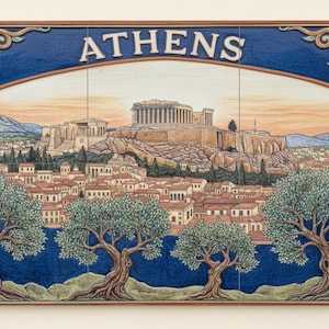 Puede incluir: Panel de azulejos decorativo con una ilustración detallada de Atenas, Grecia. La obra representa el Partenón en una colina, con la ciudad abajo. La palabra "ATHENS" se muestra en la parte superior. Olivos en primer plano.