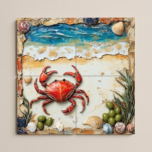Op de afbeelding: Een vierkant, getextureerd kunstwerk met een felrode krab op een zandstrand met blauwe golven. Het kunstwerk bevat schelpen, groene olijven en zeewier, omlijst door een stenen rand. De krab is het middelpunt van dit kustthema.