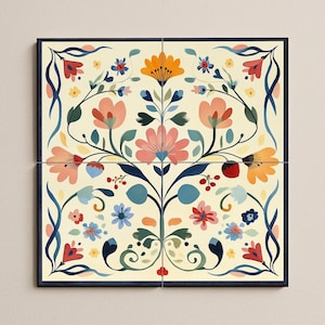 Op de afbeelding: Kunstwerk in vier panelen met een crèmekleurige achtergrond en een zwart frame. Het bloemmotief heeft roze, oranje, blauwe en rode bloemen met groene bladeren. Het kunstwerk heeft een symmetrische, folkloristische stijl.