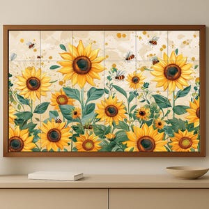 Pode incluir: Uma obra de arte emoldurada com um campo de girassóis com flores amarelas, folhas verdes e abelhas. A obra de arte é composta por múltiplas telhas quadradas, criando um efeito de mosaico. A moldura é de cor castanha quente.