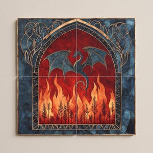 Puede incluir: Una obra de arte de cuatro baldosas que representa un dragón con alas azules sobre un fondo rojo con llamas. El dragón está dentro de un arco dorado, enmarcado por un borde decorativo azul y dorado. Tema de fantasía.