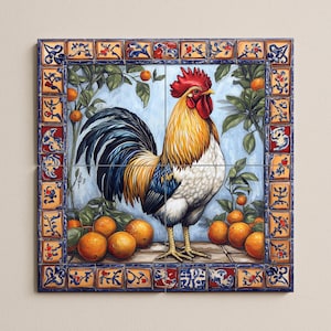 Puede incluir: Una obra de arte en azulejos cuadrados que representa un gallo con cresta roja y plumaje amarillo y blanco, sobre un fondo azul con naranjas y hojas verdes. La obra está enmarcada por azulejos decorativos con patrones azules, rojos y amarillos.
