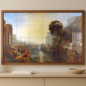 以下が含まれることがあります： 建築要素、川、人物が描かれた古典的な風景を描いた額入りのアートワーク。 アートワークは複数のタイルに分割され、茶色の木材で額装されています。 配色は青、黄色、茶色です。