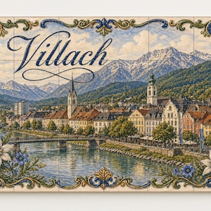 Könnte beinhalten: Dekorative Fliese mit einer malerischen Ansicht von Villach, Österreich, mit dem Namen der Stadt in Schreibschrift. Das Bild zeigt einen Fluss, Gebäude und Berge, umrahmt von einem floralen Rand in Blau-, Grün- und Beigetönen.