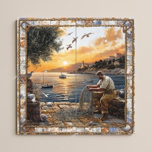 Puede incluir: Impresión enmarcada que representa una escena costera al atardecer. Un pescador repara una red en un muro de piedra. Gaviotas vuelan sobre el agua, con barcos a lo lejos. El marco tiene un borde en forma de cuerda.
