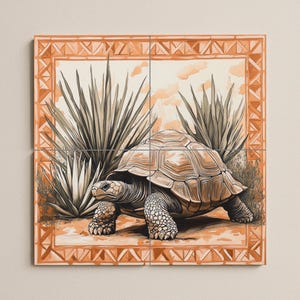 Puede incluir: Un conjunto de cuatro baldosas cuadradas con una ilustración de tortuga. La tortuga es marrón y beige, sobre un fondo de plantas altas y puntiagudas y un cielo naranja claro. Las baldosas están enmarcadas con un borde geométrico naranja.