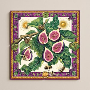 Pode incluir: Azulejo quadrado decorativo com uma ilustração detalhada de um ramo de figueira com figos maduros, folhas verdes, abelhas e caracóis. O design inclui uma borda roxa e dourada ornamentada e detalhes em forma de sol.