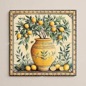 Puede incluir: Juego de azulejos decorativos con un jarrón amarillo con un limonero. El jarrón tiene un diseño detallado, y el árbol está cargado de limones maduros. También se ven hojas verdes y una abeja. El juego de azulejos tiene un borde decorativo.