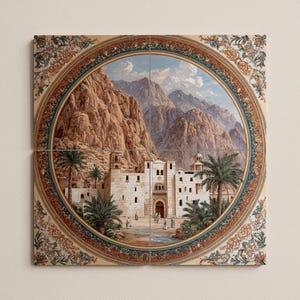 Könnte beinhalten: Dekorative Wandkunst mit einer detaillierten Illustration eines Klosters in einer Berglandschaft. Das Kunstwerk ist von einem verzierten Rahmen mit floralen und geometrischen Mustern umgeben und in vier quadratische Fliesen unterteilt.