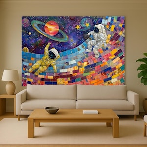 Puede incluir: Una gran y colorida obra de arte mural que representa a dos astronautas flotando en el espacio. La obra presenta un mosaico vibrante de colores, planetas y estrellas, con un astronauta con un traje amarillo y el otro blanco.