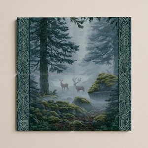 Peut inclure: Une œuvre d'art murale en quatre panneaux représentant une scène de forêt brumeuse avec deux cerfs. L'œuvre présente un sentier, des rochers couverts de mousse et de grands arbres. La bordure a un motif de nœud celtique vert.