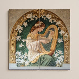 Könnte beinhalten: Gemälde einer Frau, die eine goldene Harfe spielt, umgeben von weißen Lilien. Sie trägt ein weißes Kleid mit goldenen Verzierungen und einen Blumenkranz. Der Hintergrund ist dunkelgrün mit einem goldenen Bogen.