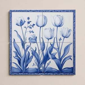 Könnte beinhalten: Ein Satz von vier quadratischen Keramikfliesen mit einem blau-weißen Blumendesign. Das Kunstwerk zeigt stilisierte Tulpen und Blätter, umrahmt von einem dekorativen blauen Rand. Die Fliesen bilden ein größeres quadratisches Bild.