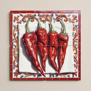 Peut inclure: Une œuvre carrée représentant quatre piments rouges vifs avec des tiges vertes, disposés sur une surface blanche. L'œuvre est encadrée de carreaux décoratifs rouges et blancs aux motifs ornés, créant un contraste saisissant.