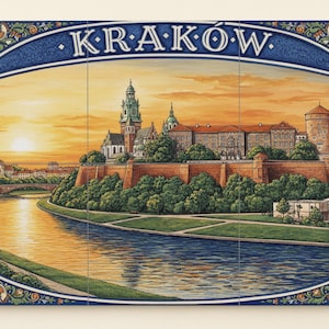 Puede incluir: Panel decorativo con una ilustración escénica de Cracovia, Polonia. La obra de arte representa un castillo y una escena fluvial bajo un cielo de puesta de sol, con el nombre de la ciudad arqueado en la parte superior. El panel está enmarcado con un borde azul y floral.