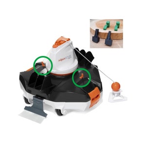 Könnte beinhalten: Ein weißer und schwarzer Roboter-Poolreiniger mit orangefarbenen Akzenten. Der Reiniger hat eine kreisförmige Bürste und ein Kabel, das an einer schwimmenden Kugel befestigt ist. Der Text "AQUAROVER" ist auf dem Reiniger aufgedruckt.