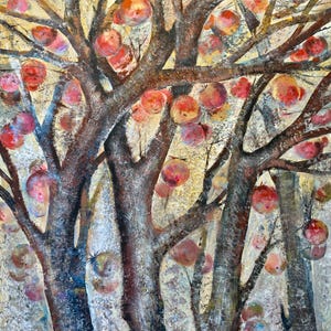 Puede incluir: Una pintura que representa una escena de bosque con varios árboles cargados de frutos rojos y naranjas. Los árboles están pintados en un estilo texturizado con corteza marrón y gris. El fondo es de color amarillo claro.