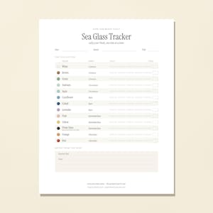Puede incluir: Una hoja de registro Sea Glass Tracker blanca con el título Cape Cod Beach Vault, columnas para color, rareza, recuento y total, con filas para varios colores de vidrio incluyendo blanco, marrón, verde, verde mar, aguamarina, aciano, cobalto, lavanda, rosa, amarillo, vidrio pirata, naranja y rojo.