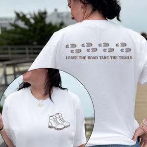 Maglietta da trekking da donna - Maglietta da trekking disegnata a mano con scarabocchi, Abbigliamento da trekking, Regali per lei, Maglietta per amanti del trekking, Maglietta Granola Girl