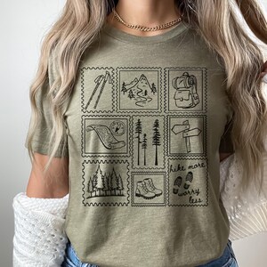 Maglietta da trekking da donna Outdoorsy, maglietta con scarabocchi disegnati a mano, regali per gli amanti dell'escursionismo, maglietta Granola Girl, abbigliamento da trekking Wanderlust
