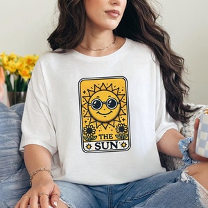 T-shirt Tarot Soleil | T-shirt rétro mystique | Vêtements astrologique | T-shirt Tarot unique | Design vintage pour les amoureux de spiritualité