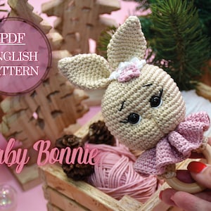 BABY BONNIE - Häkelanleitung Rasselhase, Häkelhase Amigurumi-Muster, Häkelhase mit Blumen