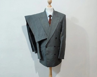 Zweireihiger grauer Anzug