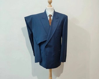 Zweireihiger blauer Anzug