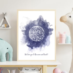 Puede incluir: Un estampado enmarcado en acuarela con una representación azul y blanca de la luna rodeada de un lavado de acuarela azul oscuro. El texto "We love you to the moon and back!" está debajo. El estampado está en una habitación infantil.
