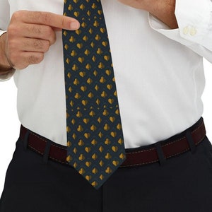 Corbata estilo casino de Las Vegas, con espadas, diamantes, tréboles y corazones dorados. ¡Hermosa corbata de juego de cartas moderna para vestir e impresionar! Envío gratuito